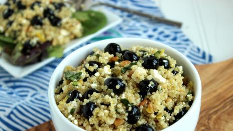 Салата от боровинки, фета и киноа