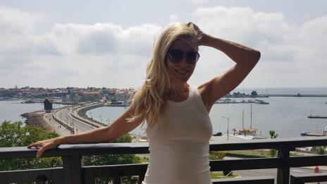 Гала напълни бюста със силикон, снима се по потниче