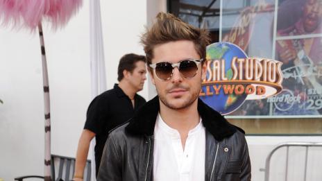 Зак Ефрон изтървал презерватив на червения килим?!