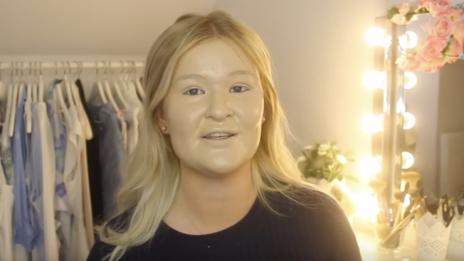 Момиче си сложи 100 слоя фон дьо тен