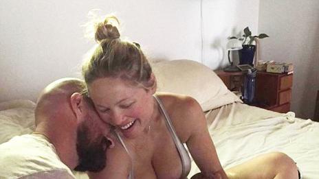 Актрисата Ерика Кристенсен роди в дома си