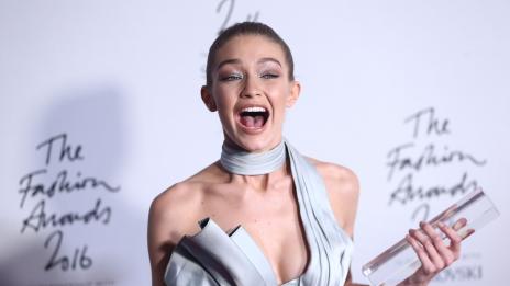 Джиджи Хадид победи сестра си в Британските модни награди