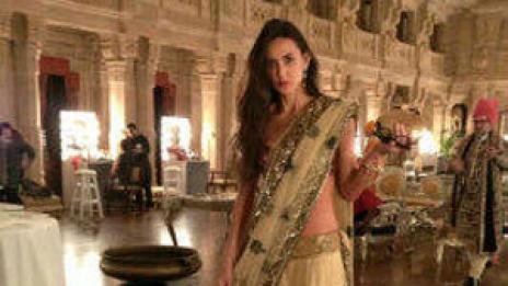 Деми навърши 50. Празнува без мъже в Индия