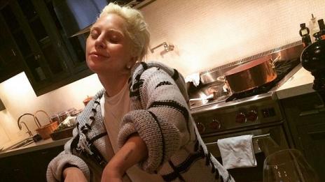 Лейди Гага приготвя домашна паста за годеника си