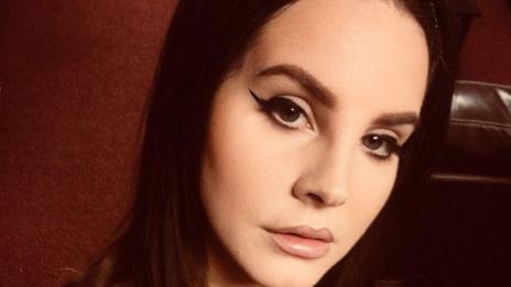 Лана дел Рей се разрева на сцената заради опита да бъде отвлечена