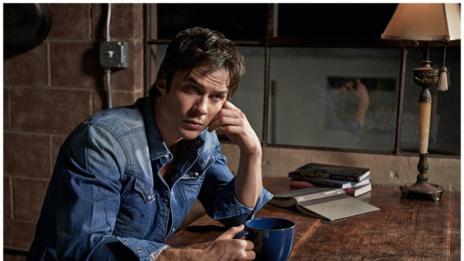 Иън Сомърхолдър хипнотизира феновете с нова фотосесия