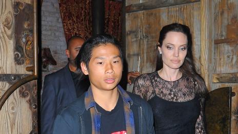 Мъжка компания за Анджелина Джоли в Деня на майката