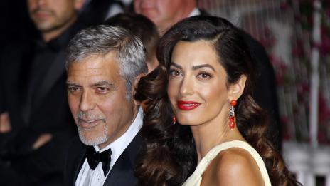 Джордж и Амал остават в Англия до раждането на децата