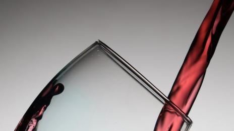 Американски експерти: За борба с килограмите включете и червено вино