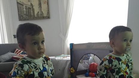 Лео Бианки с гордост показва близнаците си