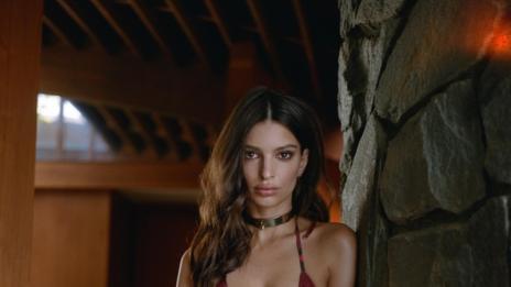 Емили Ратайковски по бански: Тенденции за лятото