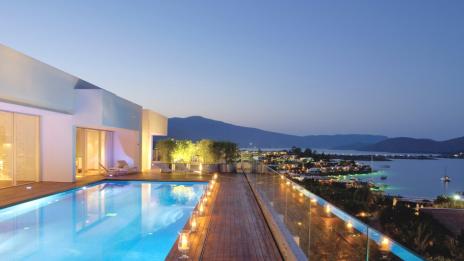 Градски лукс в малък залив на о-в Крит