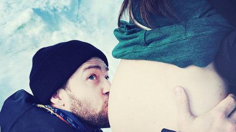 Кои звезди споделиха в интернет, че чакат бебе