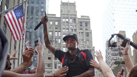 Крис Браун напусна клиниката, в която лекуваше гнева си