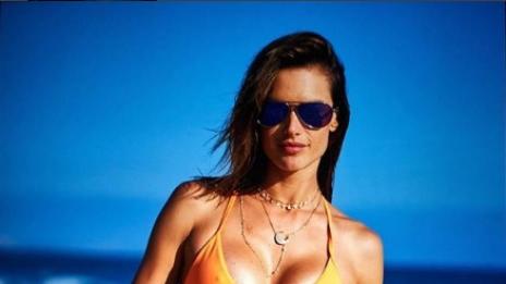 Алесандра Амброзио не страда дълго след раздялата. Пак е влюбена