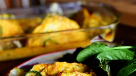 Запечено зеле със сос от сирена