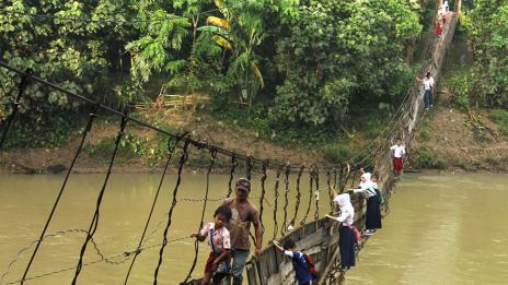 Най-опасните маршрути до училище в света