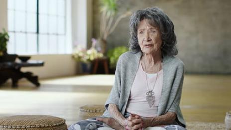 На 98 години и още практикуваща йога (ВИДЕО)