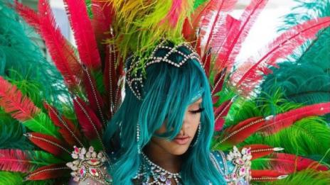 Риана показа пищни форми, Крис Браун одобри