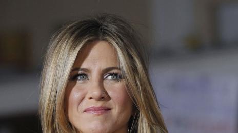 Анистън е пръснала половин милион долара за подаръци на гаджето си