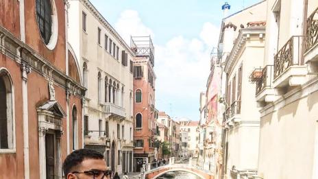 Азис разпуска във Венеция