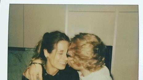 Ед Шийрън даде сърцето си на Чери, сгодиха се