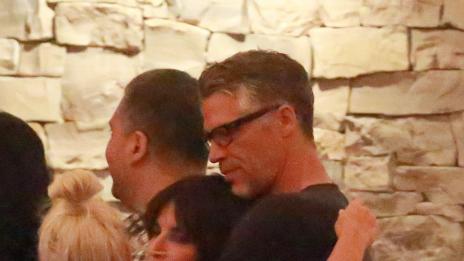 Сандра Бълок и гаджето ѝ се гушкат като тийнейджъри