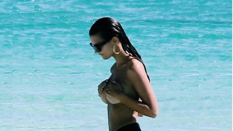 Емили Ратайковски пак жертва на хакер, предлагат нейни голи снимки