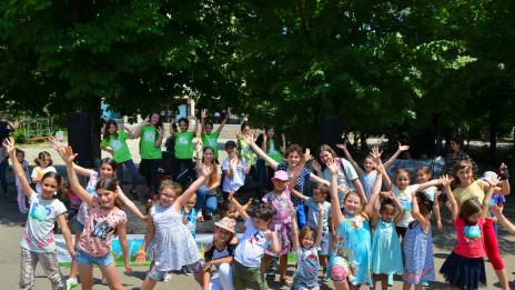 Стотици деца спортуваха и се забавляваха с родители по време на Детска игриада