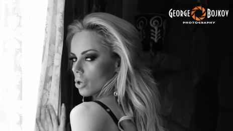 Анн-Джи се разсъблече в нова фотосесия