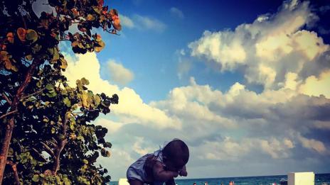 Мика с бебето на плаж