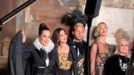 Моника Белучи блесна на бал с маски