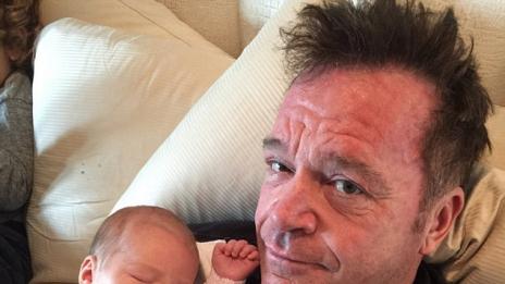 Том Арнолд стана баща след 22 инвитро опита