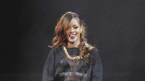 Риана започва война с модната империя Topshop