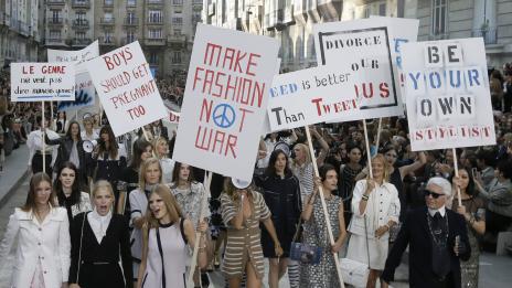 Седмица на модата в Париж: Ретро женственост и Протести