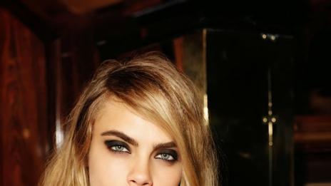 Коледно парти с Кара Делевин