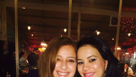 Катето Евро сияе до бременната си снаха