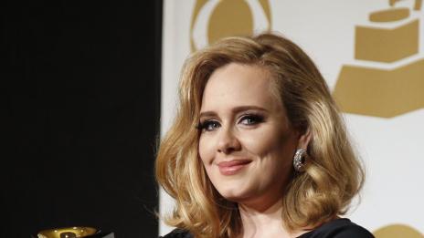 Адел бронира дома си