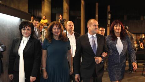 Първата ни дама – връстничка на Мелания Тръмп