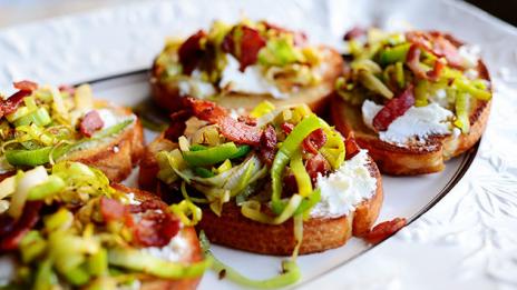 Апетитни брускети с козе сирене и бекон