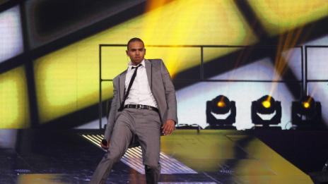 Крис Браун моли фенове да спрат със смъртните заплахи към Пинк