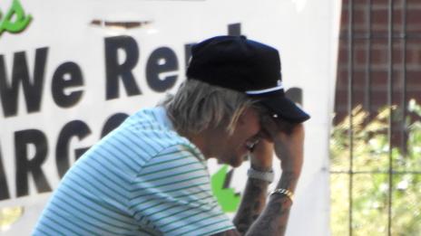 Бийбър плаче на бордюр в Ню Йорк. Къде е Хейли?