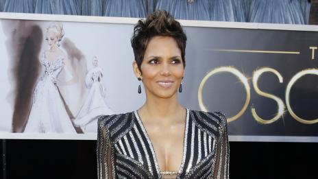 Хали Бери си слага парфюм и между краката