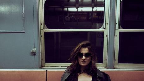 Г-жа Бонд се съблече в метрото