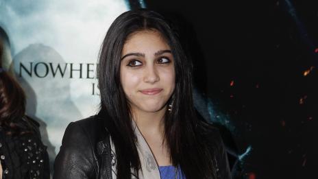 Щерката на Мадона не може да се отърве от обожатели