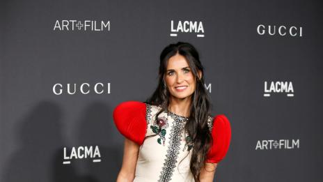 Деми Мур показа корицата на автобиографията си