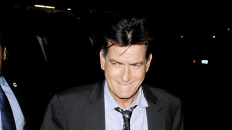 Чарли Шийн най-накрая се дипломира