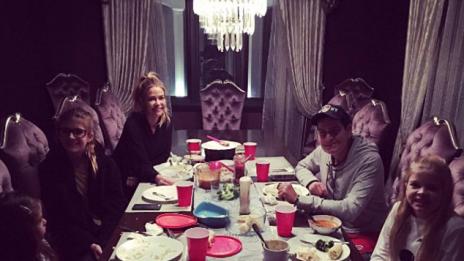 Денис Ричардс прибра закъсалия Чарли Шийн за празниците