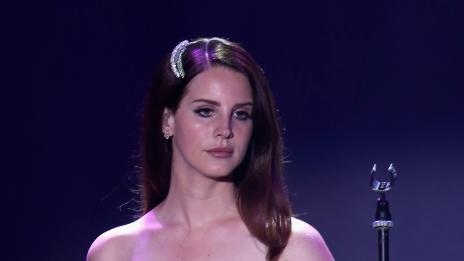 Лана Дел Рей заби италиански фотограф