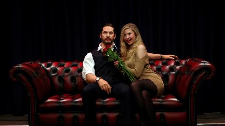 Том Харди се мести заради досадна фенка